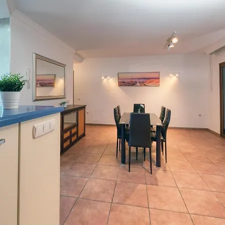 Casa Elin-shared Pool, Fast Wifi Ferienhaus *
